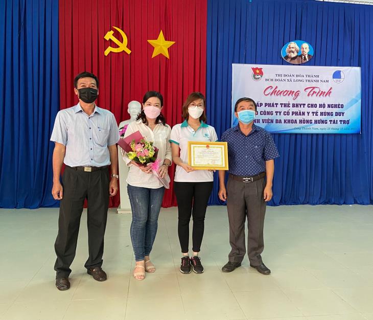 Công ty Hùng duy trao tặng thẻ Bảo hiểm y tế cho người dân khó khăn trên địa bàn xã Long Thành Nam